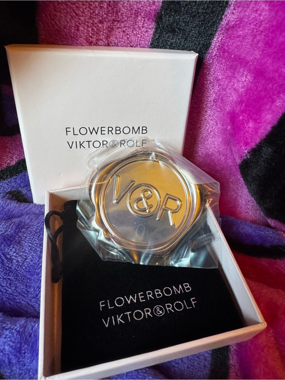 Viktor & Rolf Flowerbomb V&R Embossed Compact Mirror - Silver